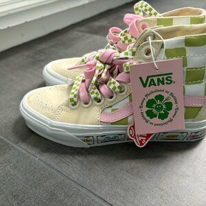 Vans x Emma Mulholland on Holiday Sk8-Hi
Tapered sneaker.